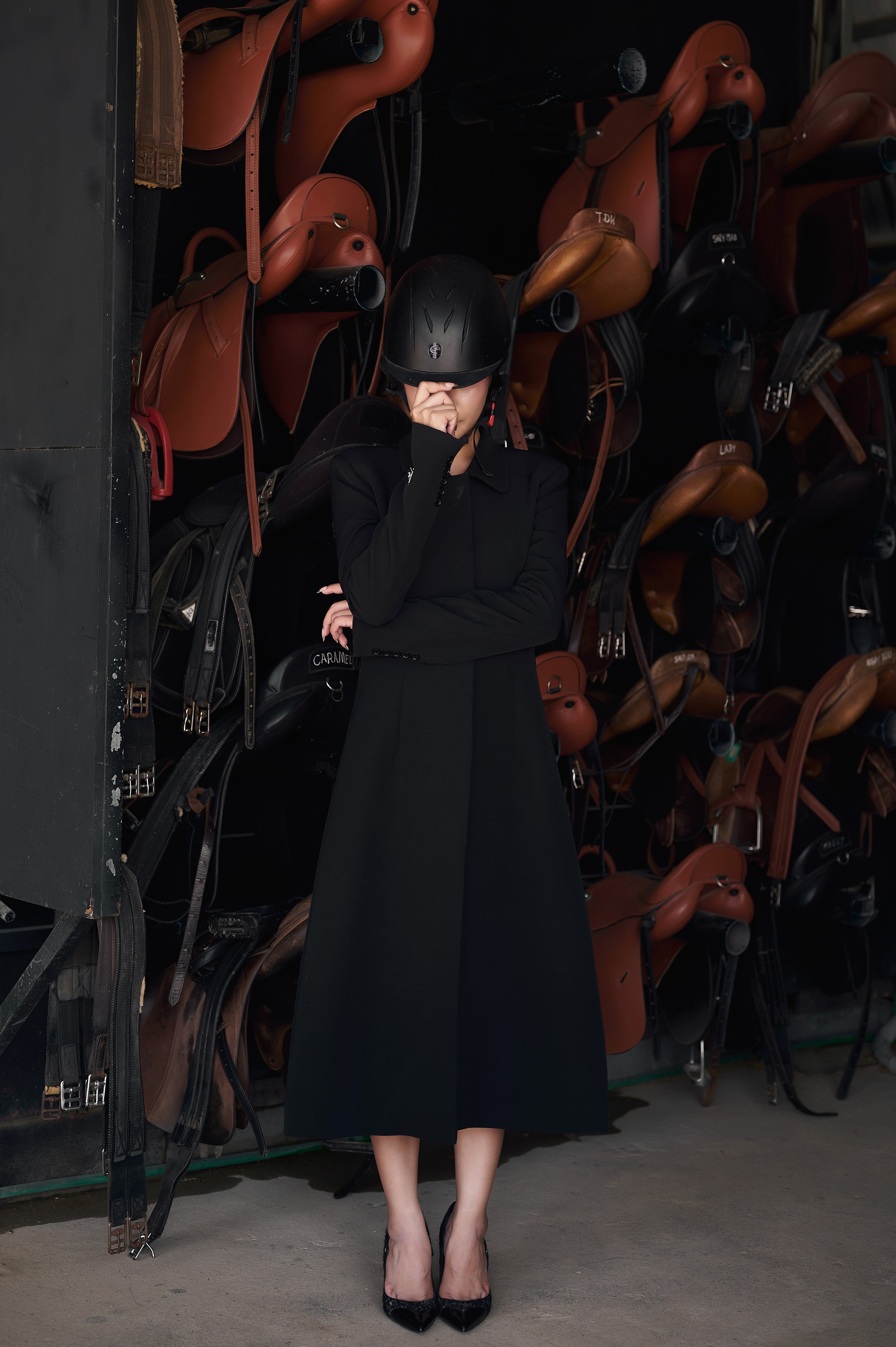 BLACK STRAIGHT COAT HIGH ROUND COLLAR WITH BELT SINGLE BREASTED HIDDEN BUTTON